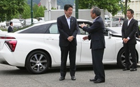 Thủ tướng Nhật Bản cầm lái Toyota FCV